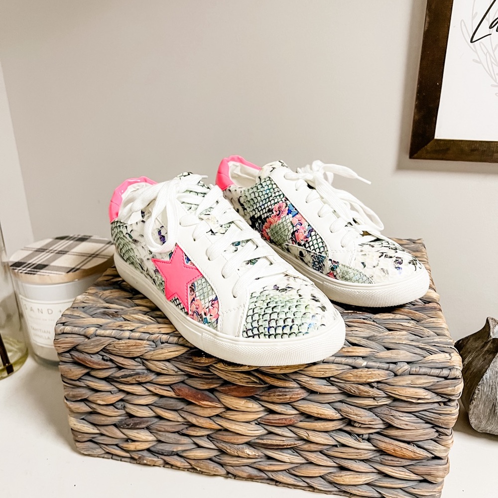 Nature Breeze Hot Pink Super Star Colorful Snake Print Sneakers Size 9
